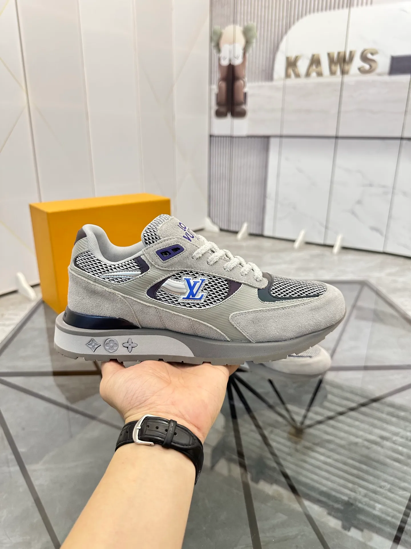 Men's shoes for sale 💰: 💰P660¥ High-end top quality Product trademark: LV * "Louis Vuitton*" low-top casual shoes Regular size: 39-45 (can be customized to 46) Product materials: upper imported first-layer cowhide spliced ​​nubuck leather ➕ breathable cotton mesh, breathable lining, original outsole. No.: H201